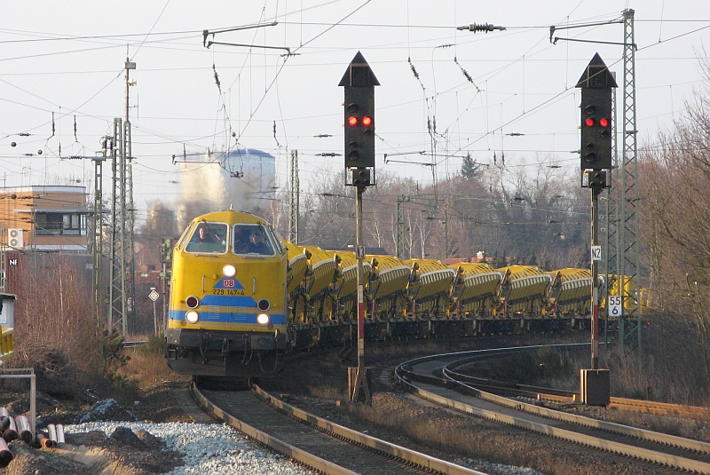 Bahnbau-229-147 bei der Durchfahrt durch den Bahnhof Nienburg/Weser am 16. Februar 2007.