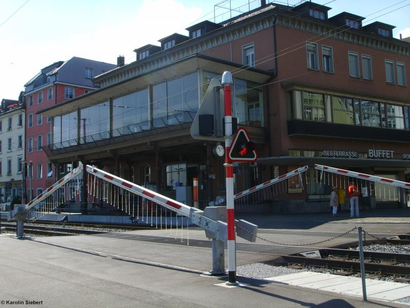 Bahnbergang mit sich schlieenden Schranken am Bahnhof Rorschach - Hafen in Rorschach am 31.07.2007 
