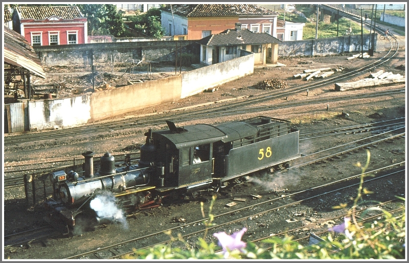 Bahnbetriebswerk RFFSA SR-2 in Sao Joao del Rei. Nr 58 rangiert nahe der Ausfahrt nach Aurelia Mourao. (Archiv 03/1979)