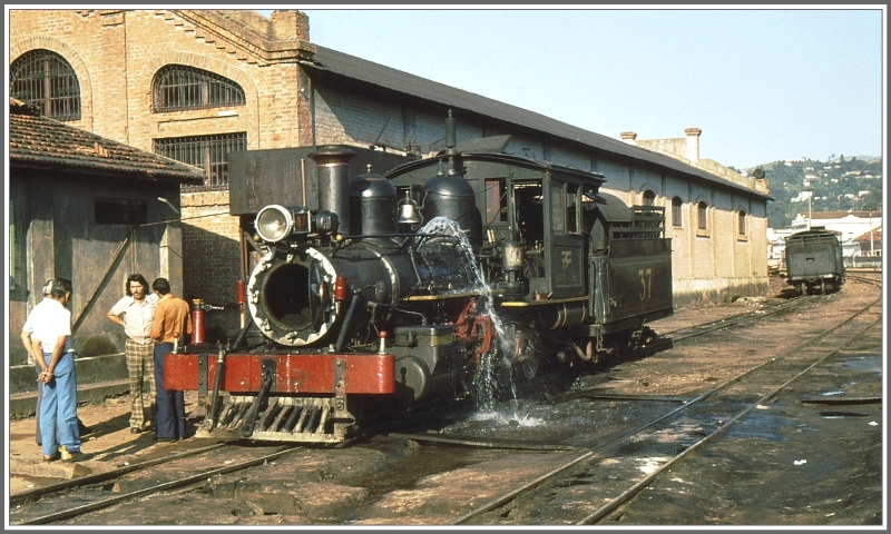 Bahnbetriebswerk Sao Joao del Rei in Minas Gerais. Hier wird gerade die Nummer 37 nach einem langen Arbeitstag entschlackt und gereinigt. Whrend meiner Anwesenheit 1977 und 1979 standen von den 22 Loks tglich etwa ein Drittel unter Dampf. (Archiv 03/1979)