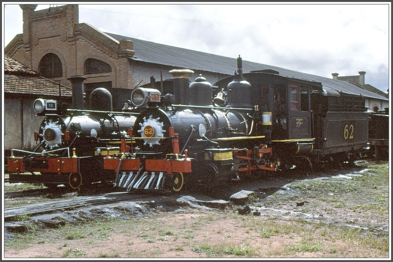 Bahnbetriebswerk Sao Joao del Rei in Minas Gerais. Rangierlok 22 und Streckenlok 62 posieren fr den Fotografen. (Archiv 03/1979)