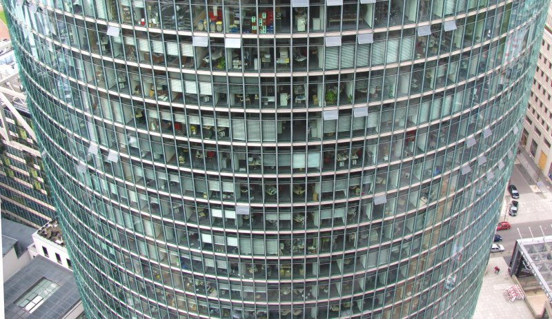 Bahnbild? Ja! Das ist der Bahntower am Potsdamer Platz in Berlin von der Aussichtsplattform des gegenberliegenden Wolkenkratzers aus gesehen. Ist das Bild speziell? Nein, jeder kann es machen. Was die Aufnahme aber trotzdem zu etwas besonderem macht ist die Tatsache, dass sie just an dem Tag und auch ungefhr zu der Zeit entstanden ist, an dem unser Onkel Harti den Rcktritt angeboten hat. Nur habe ich das erst am Tag danach erfahren...(Berlin, 30.Mrz 2009)