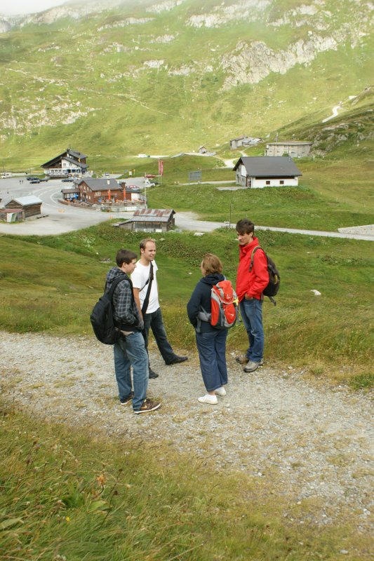 Bahnbildertreffen auf hchstem Niveau: Wenn auch nur fr wenige Minuten, waren wir gar im Kanton Graubnden, auf der stlichen Seite des Oberalppasses auf 2044 mM.
Dani, Jan, Silvan und Christine beim gemtlichen zusammenstehen.
An dieser Stelle nochmals herzlichen Dank an Lukas und Werner fr die Transfers