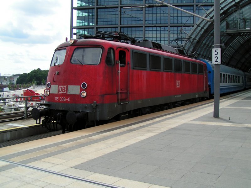 Bahnbildertreffen in Berlin am 11.07.2009. Der 115 336 bei der Ausfahrt aus dem Berliner Hauptbahnhof in Richtung Russland (glaube ich).