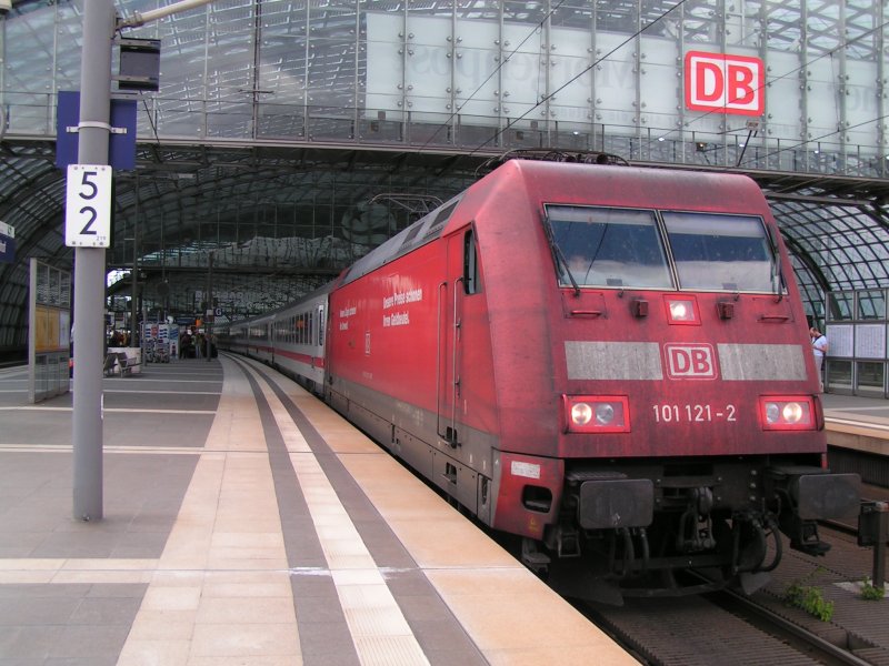 Bahnbildertreffen in Berlin am 11.07.2009. Der 101 121 als  Spitze  im Berliner Hauptbahnhof