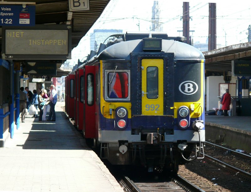 Bahnbildertreffen in Brssel am 30/05/2009. Auf der Anzeigentafel steht gross und deutlich  Niet instappen  (Nicht einsteigen), doch alle Tren von Triebwagen 992 Cityrail (vormals 723 der Serie AM74) sind weit geffnet. Die SNCB hat 40 alte Triebwagen der Serien AM70, 73, 74 umgebaut und umlackiert und lsst sie hauptschlich als Cityrail-Triebwagen in der Region Brssel im RER-Netz fahren. Sie sollen dann ab 2011 von den neuen Desiro-ML ersetzt werden. 