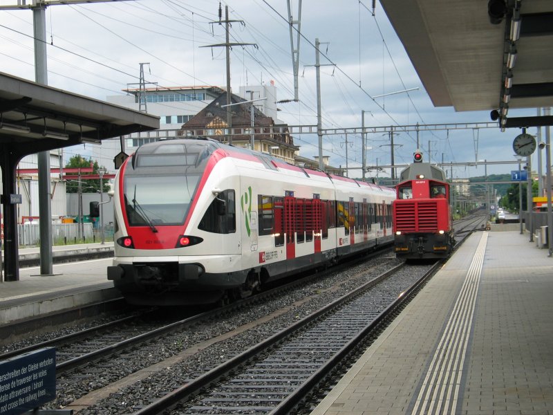 Bahndienstfahrzeug begegnet Flyrt im Bhf. Pratteln