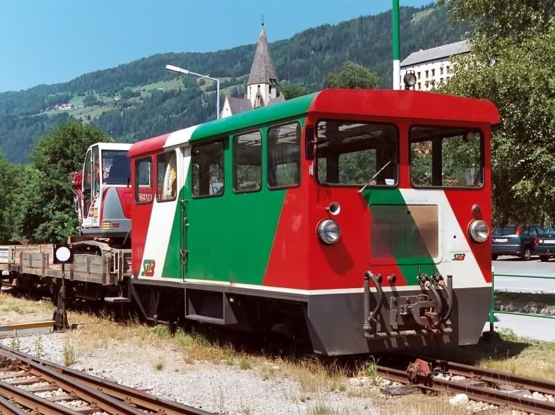 Bahndienstfahrzeug im Bhf. Murau-Stolzaple im Juli 2003