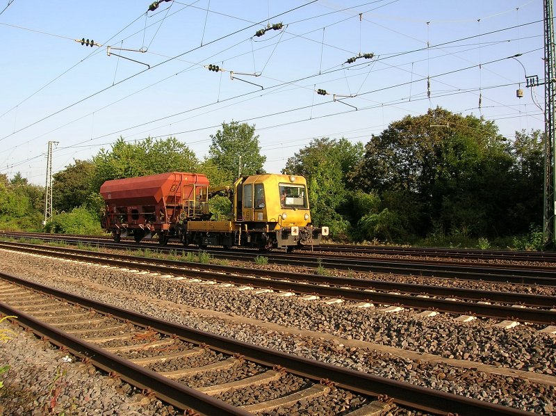 Bahndienstfahrzeug mit Schttgutwagen bei Neuwied.