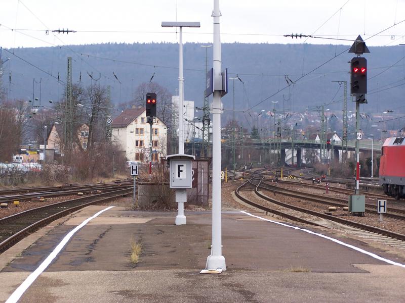 Bahnhof Aalen: Blick vom Bahnsteig an Gleis 4/5 in Richtung Sden. Dort zweigt unterhalb der Hochbrcke nach links die KBS 757 in Richtung Ulm ab. Nach rechts verlaufen die Gleise der KBS 786 in Richtung Stuttgart. Ganz rechts ist noch ein Teil einer Gterlok der BR 152 zu erkennen. Tagsber sind in der Regel dort zwischen Gleis 2 und 3 ein bis zwei Gterloks abgestellt.