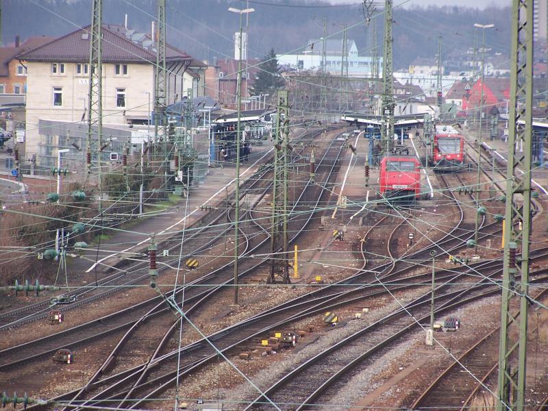 Bahnhof Aalen: Blick von der Hochbrcke, links das Bahnhofsgebude, in der Mitte eine abgestellte BR 152 und eine Gartnitur BR 650 mit Fahrtziel Ulm. Unterhalb des Standpunktes zweigen die beiden Strecken nach Stuttgart (KBS 786, links) und Ulm (KBS 757, rechts unten) ab. im Hintergrund fahren die Zge in Richtung Crailsheim / Nrnberg bzw. Nrdlingen / Donauwrth weiter