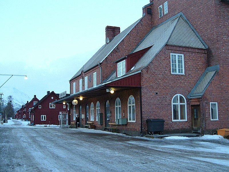 Bahnhof Abisko stra zwischen Kiruna und Riksgrnsen im Januar 2006