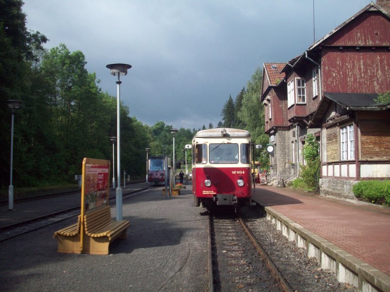 Bahnhof Alexisbad, Zug Gleis 1 nach Quedlinburg. Im Hintergrund der Triebwagen aus Harzgerode zur Fahrt nach Nordhausen Nord. 12.06.09