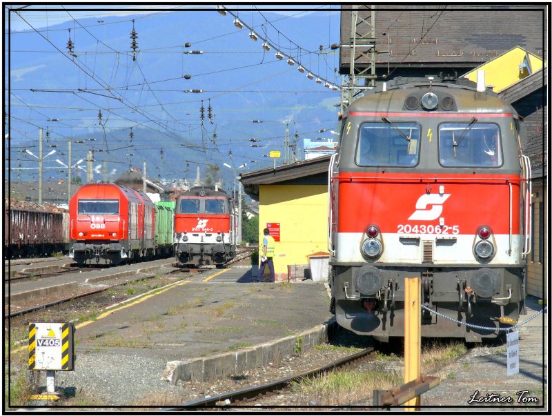 Bahnhof Alltag in Zeltweg !!
Zwei Hercules 2016 fahren mit einem Holzzug ins Lavanttal. Die Dieselloks 2143 044 + 2043 062 warten auf ihren nchsten Einsatz.
1.8.2007