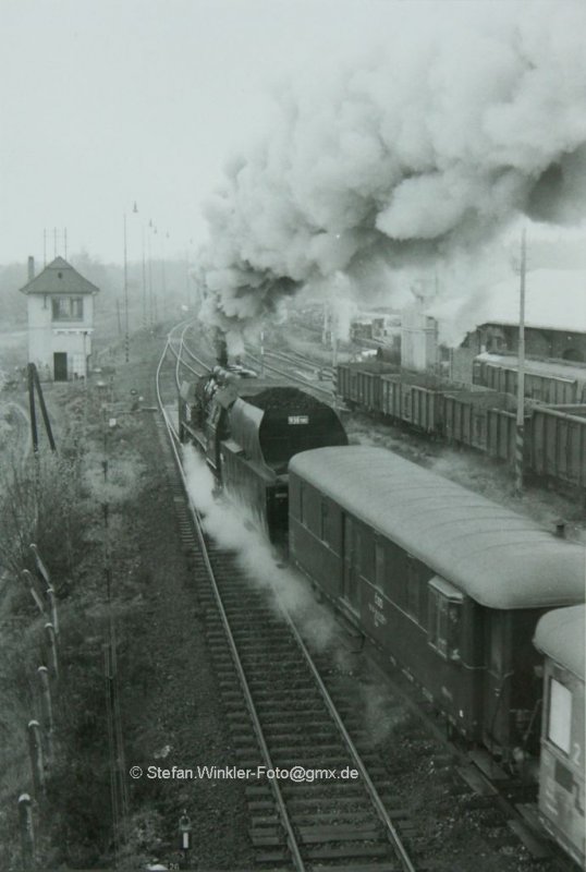 Bahnhof Asch, die Ausfahrt nach Selb steht! Das Foto entstand anlsslich der Sonderfahrten ca 1990. Das Wetter war mies, aber das Stellwerk an der Plssberger Ausfahrt noch intakt. Heute sind da keine Scheiben mehr drin, es regnet rein und die Hebelbnke und smtl. Ausrstung ist weg. Hoffentlich schafft wenigstens die noch liegende Strecke den Schritt zur Reaktivierung. As - Selb-Plssberg und die Hllentalbahn knnten zusammen eine attraktive Ost-West-Verbindung fr den Gterverkehr schaffen. Noch heute wird Holz per Bahn nach Asch gefahren und von dort aus per Lkw durch den ganzen Landkreis Hof und die A9/B2 nach Blankenstein in die Papierfabrik gebracht. Wenn es die Strecken in Betrieb gbe, knnte der Transport direkt per Bahn zur ZPR erfolgen!

U.a. diese Mglichkeiten propagiert HOELLENNETZ e.V. Bitte gucken Sie die entspr. Seite!