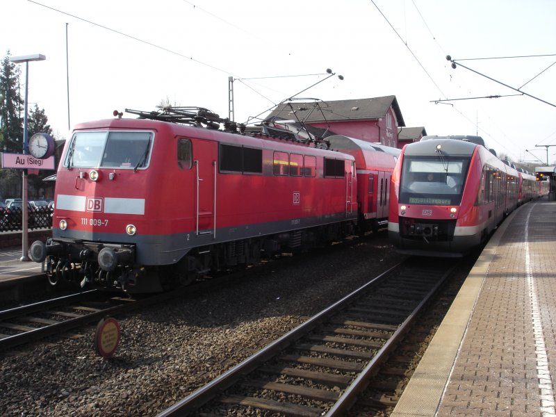 Bahnhof Au/Sieg am 24. Februar 2006 gegen 11.20 Uhr
Auf Gleis 1 RE der Linie 9 Aachen - Kln - Gieen und auf Gleis 2 RB 95 nach Dillenburg