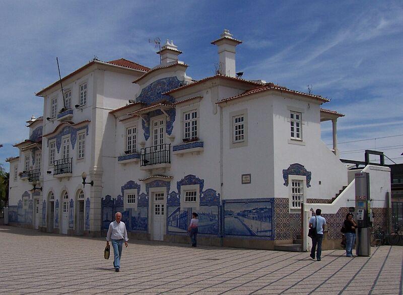 Bahnhof Aveiro an der Strecke Porto - Lissabon im Mai 2006, ein schnes Kulturgut sind die Kachelbilder an vielen Bahnhfen.