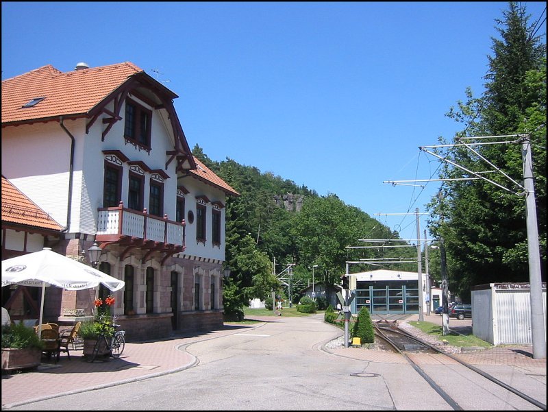 Bahnhof Bad Herrenalb am 02.07.2006. Um das Gebude herum fhrt eine Wendeschleife fr die Stadtbahnen der Linie S1. Im Hintergrund ist eine Abstellhalle zu sehen, in der zwei Stadtbahn-Zge Platz finden knnen.