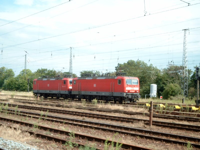 Bahnhof Bad Kleinen; abgestellte BR 143 261-6 + BR 143 082-6 -DB AG- (02.08.2006)