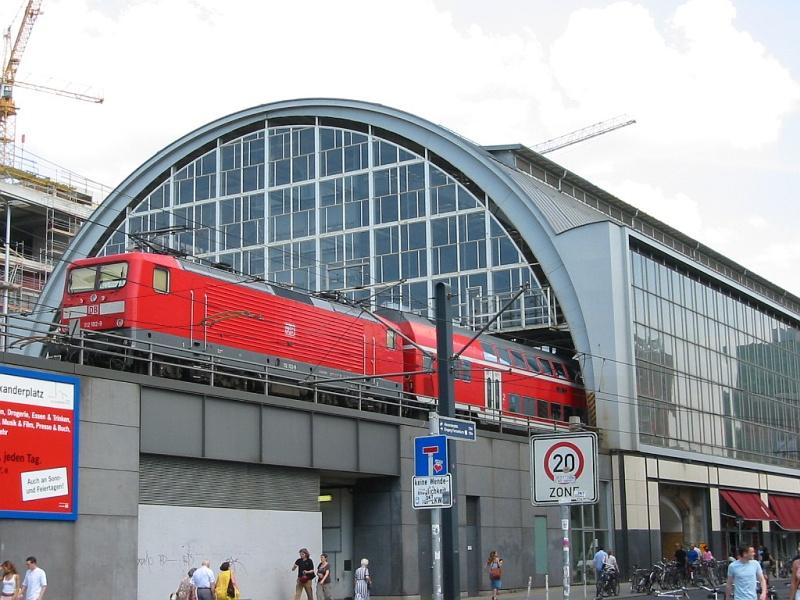 Bahnhof Berlin Alexanderplatz am 13.07.2005. Ein Regionalzug mit BR 112 und Doppelstockwagen ist gerade in den Bahnhof eingefahren.