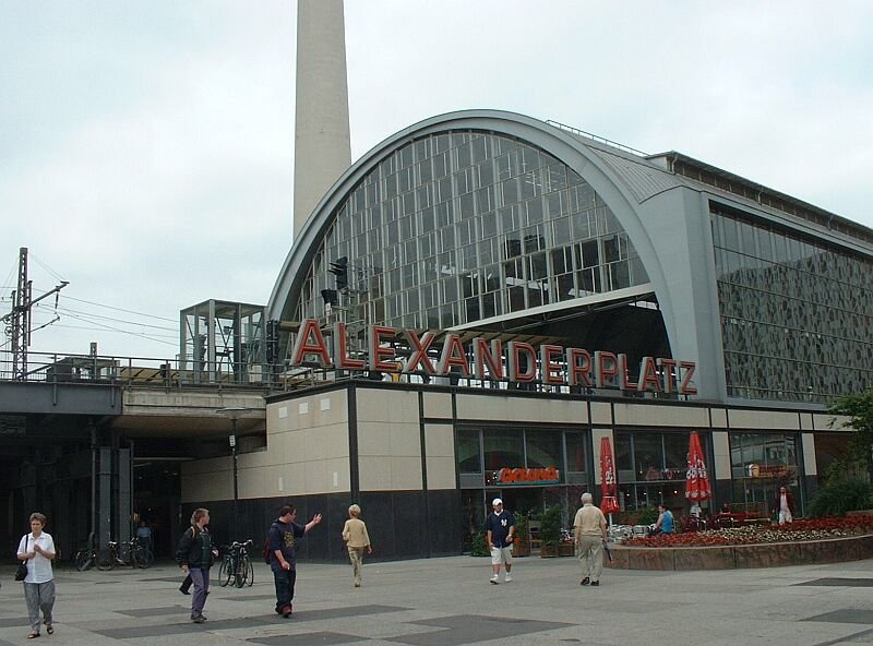 Bahnhof Berlin Alexanderplatz im Juni 2002.