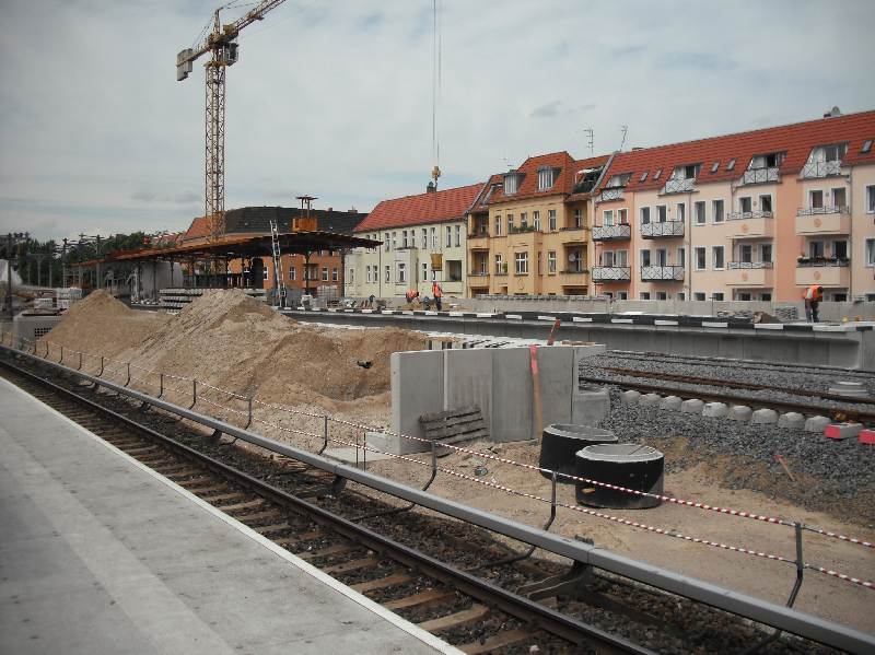 Bahnhof Berlin-Baumschulenweg 19.06.2009, Blick in Richtung Ostkreuz, weit vorangeschritten die Bauarbeiten an den neuen S-Bahnsteigen.