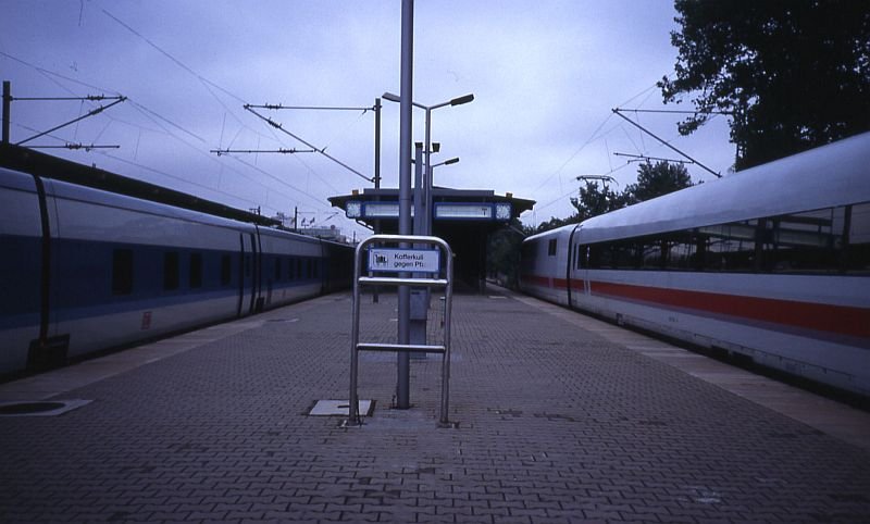 Bahnhof Berlin-Charlottenburg, links ein ICN rechts fhrt ein ICE vorbei.
