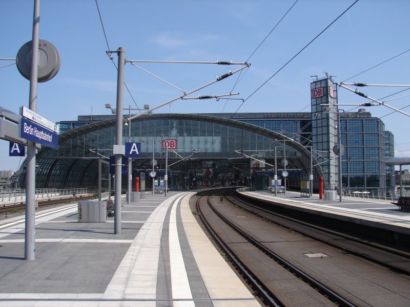 Bahnhof Berlin Hauptbahnhof. Aufgenommen am Gleis 13 mit Blick Richtung Berlin Friedrichstrae