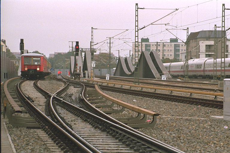 Bahnhof Berlin-Spandau am 02.11.1999 mit einem ICE und einer S-Bahn auf der siebengleisigen  Innovativen Eisenbahnbrcke  ber die Havel. Es ist die einzige mir bekannte Eisenbahnbrcke, die gegen Abheben beim Befahren rckverankert werden mute (Kragtrger!!!)