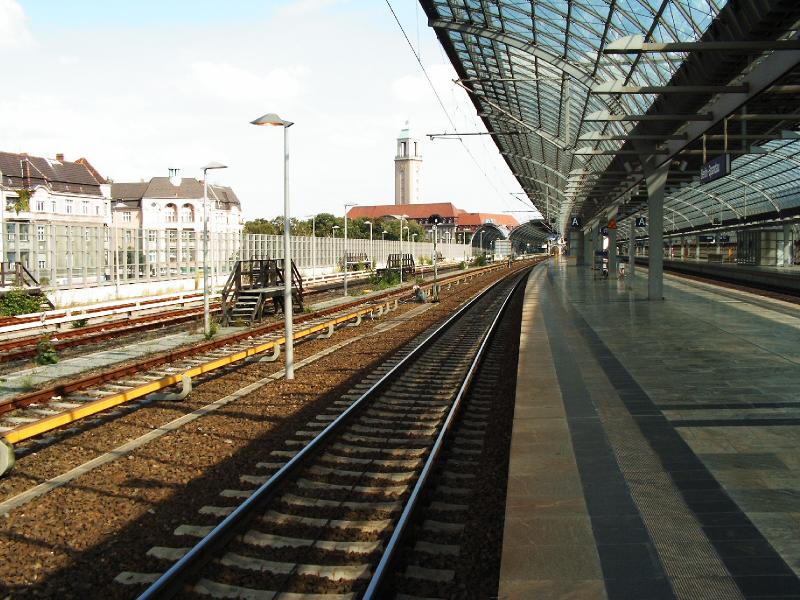 Bahnhof Berlin Spandau - hier Gleis 3 mit den 2 S-Bahn Gleisen - 28.08.2005