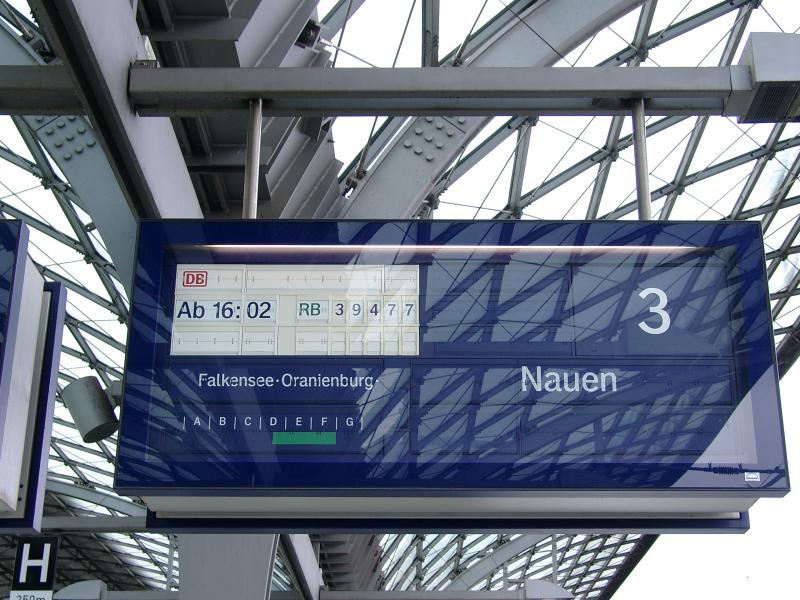 Bahnhof Berlin-Spandau mit  Zugziel f a l s c h anzeiger . Die RB 39477 soll hier angeblich ber Oranienburg fahren. Die Strecke wurde aber schon vor ber 40 Jahren stillgelegt. Der Zugzielanzeiger ist brigens nicht transparent. Das ist nur eine zufllig passende Spiegelung