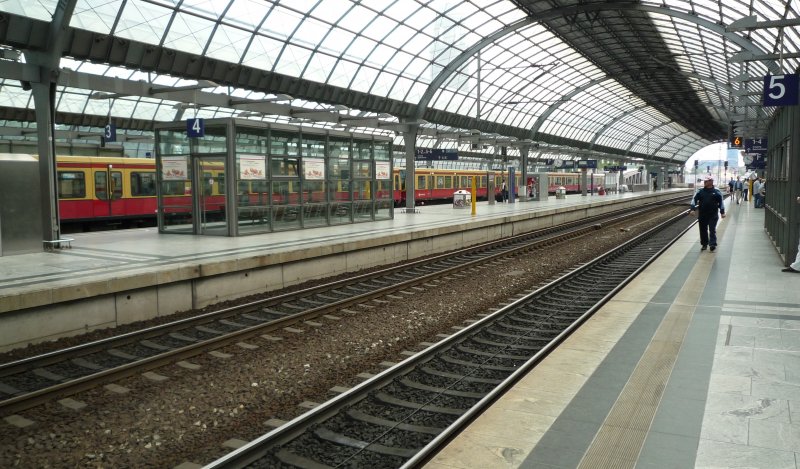 Bahnhof Berlin Spandau. Vier Gleise fr Nah- und Fernverkehr und zwei S-Bahn Gleise. Im Hintergrund steht eine S 75, gebildet aus einem Vollzug BR 481.