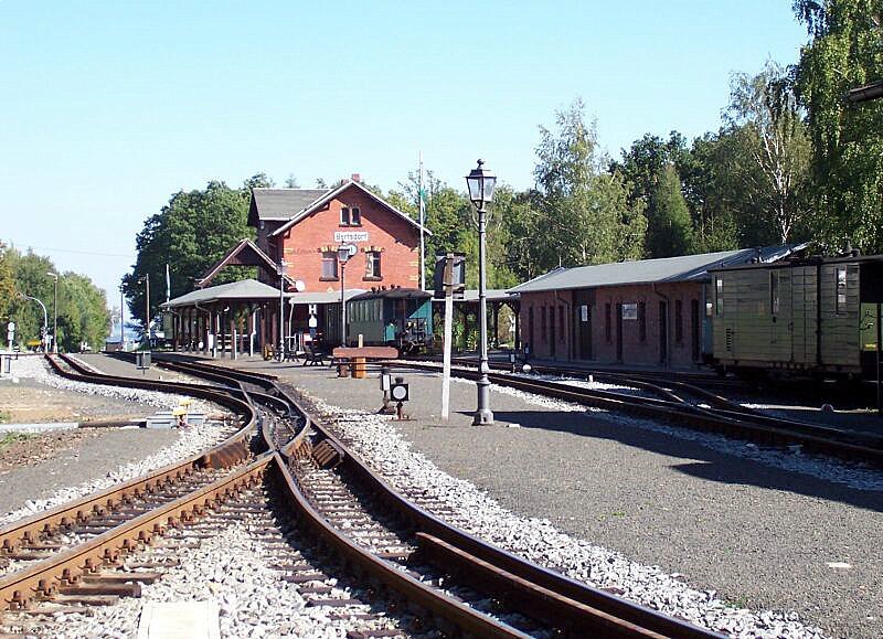 Bahnhof Bertsdorf am 17.09.2006, das linke Gleis im Vordergrund fhrt nach Kurort Jonsdorf, die beiden rechten nach Kurort Oybin, zwischen Bahnhof und einstckigen Gebude ist das Dach vom Bahnsteig Kurort Oybin - Zittau erkennbar.