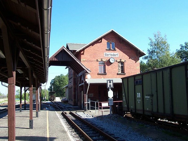 Bahnhof Bertsdorf am 17.09.2006, die Zge nach und von Kurort Jonsdorf fahren auf dem Gleis links vom Bahnsteig ein, nach Kurort Oybin rechts vom Bahnsteig und von Kurort Oybin nach Zittau rechts vom Bahnhof (nicht sichtbar). Der Pfeil am Bahnhof hat also immer noch sein Gltigkeit, obwohl die Schrift recht alt ist. 