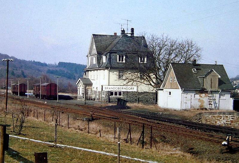 Bahnhof Brandoberndorf an einem sonnigen Sonntag im Winter in der 1. Hlfte der 1980iger Jahre.