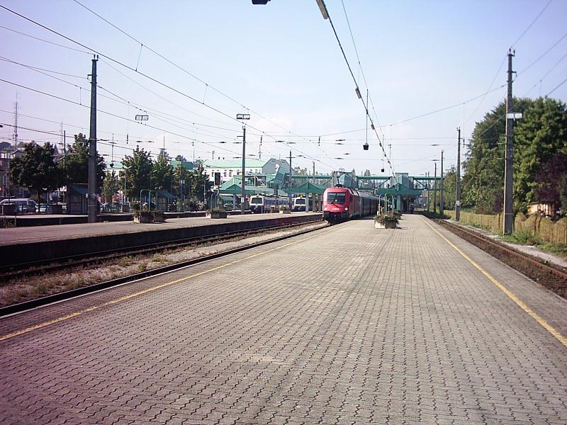 Bahnhof Bregenz am 24.9.2005. (v.l.n.r.) An Gleis 1 fhrt gerade der Regionalzug von Bregenz Hafen in Richtung Lindau ein. An Gleis zwei steht der R nach St. MArgrethen zur Abfahrt bereit und 1016 040 fhrt mit IC 119 soeben in Richtung Lindau ab.