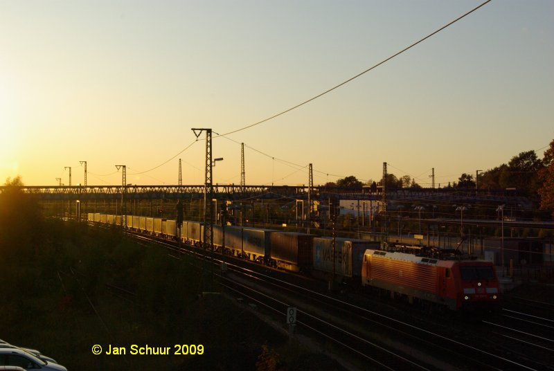 Bahnhof Buchholz in der Nordheide, westliches Bahnhofsvorfeld bei Sonnenuntergang am 14.10.2009. Im Vordergrund ein Containerzug nach Maschen

 Jan Schuur 2009
