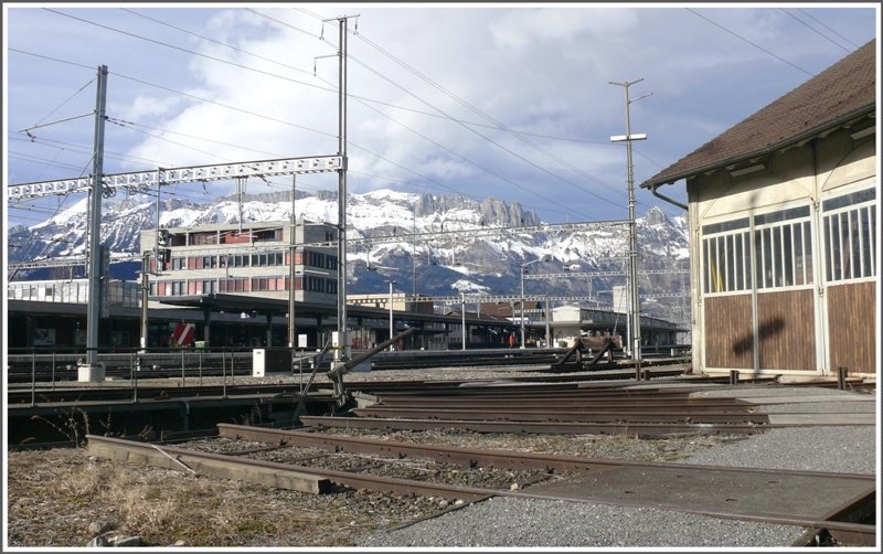 Bahnhof Buchs SG mit Alpsteinkette im Hintergrund an einem fhnigen Nachmittag. (03.02.2009)