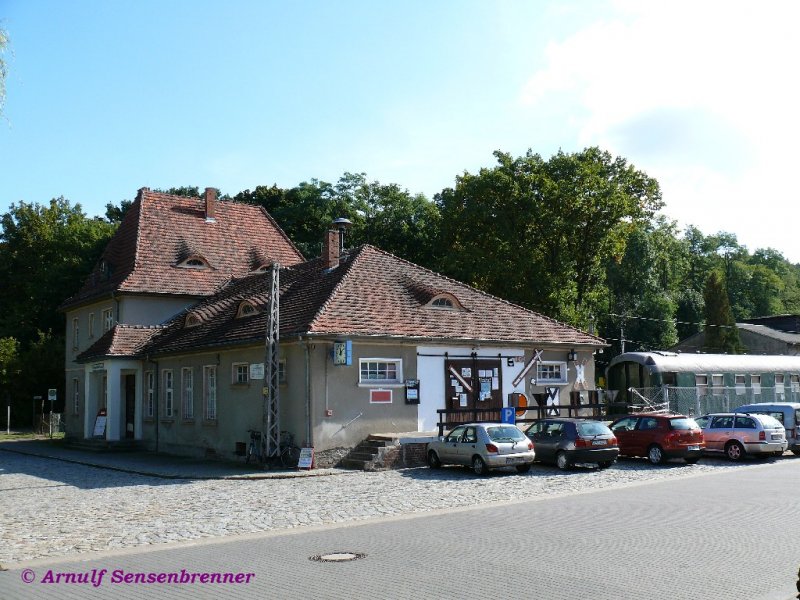 Bahnhof Buckow, der Endpunkt der heute als Museumsbahn verkehrenden Buckower Kleinbahn. Rechts im angebauten Gterschuppen befindet sich ein kleines Bahnmuseum.
27.09.2008