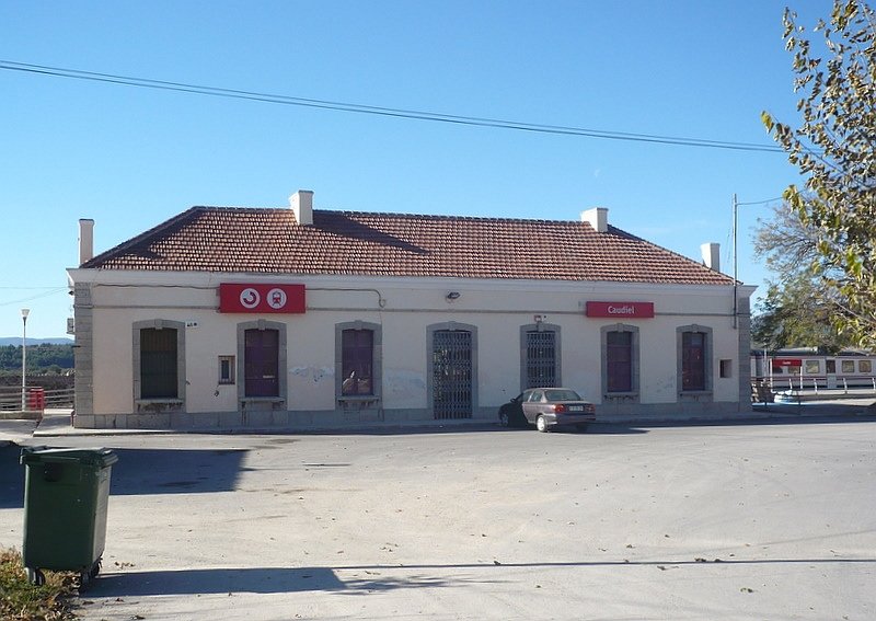 Bahnhof Caudiel, nordwestlich von Valencia, Endstation der Cercanias-Linie C5. Auf dieser Linien fahren tglich nur 5 Zugpaare, Samstag und Sonntag sogar nur 3, aufgenommen am 01.12.2007