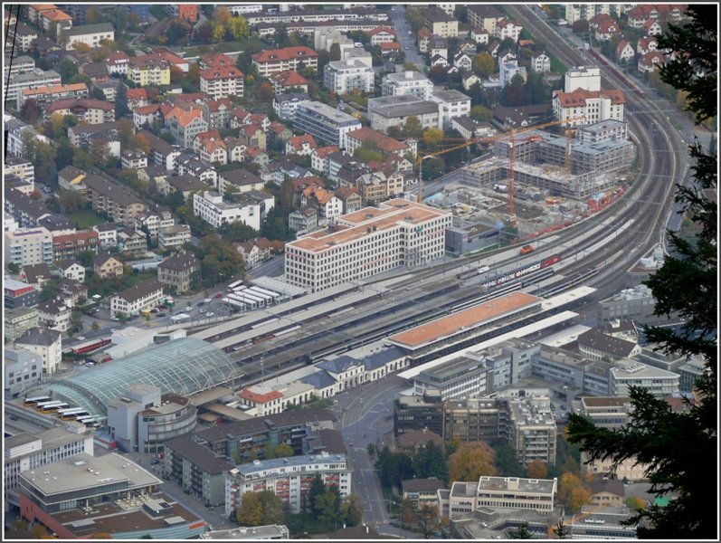 Bahnhof Chur aus der Vogelperspektive. Im Vordergrund sind die alten Bahnhofgebude und der neue Annexbau mit den Geleisen 1 und 2 der Arosabahnzu sehen. Neben dem Fernsteuerzentrum (grau) entsteht auf dem Gelnde der ehemaligen SBB Hauptwerksttte eine Wohnberbauung. Links unter der Glaskuppel befindet sich die Postautostation (Busbahnhof). (16.10.2008)