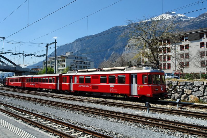 Bahnhof Chur - Der Regionalzug Schiers-Rhzns-Schiers mit der Be 4/4 512 fhrt in den Bahnhof ein. Im Hintergrund ist der mchtige Calanda zu erkennen. 12.4.2007