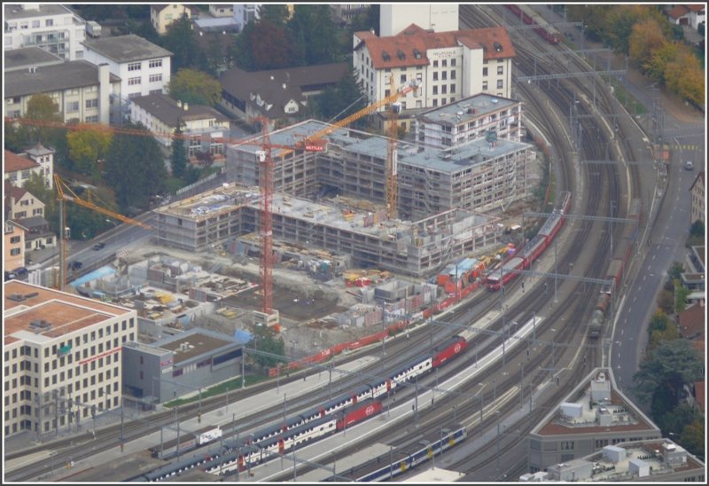 Bahnhof Chur Einfahrkurve Seite Landquart. Links fhrt R 1526 der RhB nach Schiers aus. Auf Gleis 9 steht IC570 nach Basel SBB, auf Gleis 8 IR 770 nach Basel SBB, Auf Gleis 4 R7836 nach Ziegelbrcke und bei der Arosabahn rangiert R1424 die leeren Kesselwagen ins Abstellgleis. (16.10.2008)