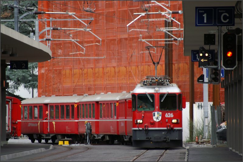 Bahnhof Chur Gleis 1. Ge 4/4 II 626  Malans  rangiert mit drei typischen Arosabahnwagen mit Femstern auch den Stirnfronten, was vor allem als Schlusslufer interressant ist, hat man dann doch einen guten berblick ber die Strecke. (04.07.2007)