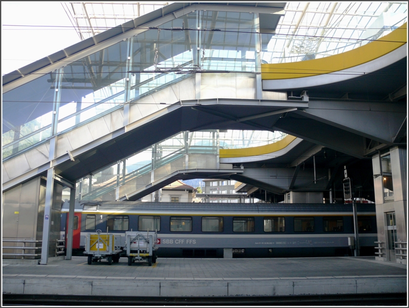 Bahnhof Chur mit Rolltreppenaufgngen zur Postautostation. (14.09.2009)