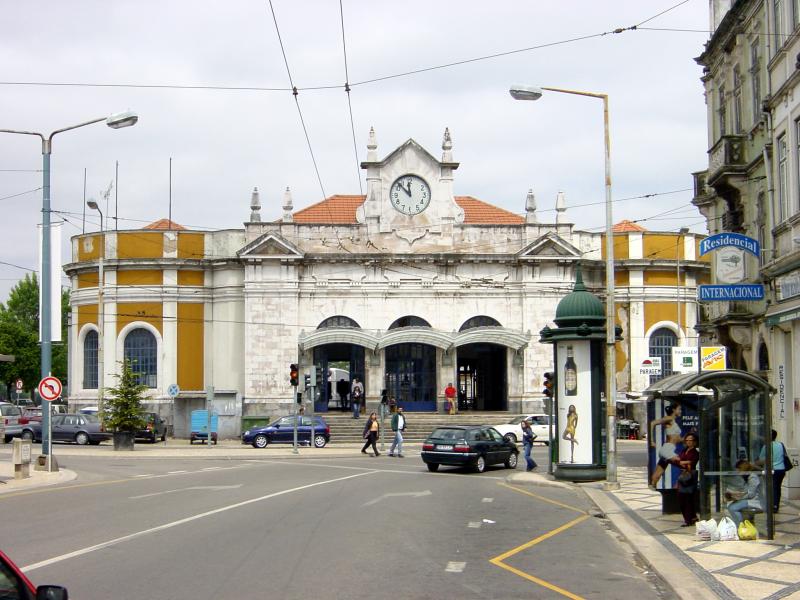 Bahnhof von Coimbra, Sitz der ltesten Universitt von Portugal. Der hier gezeigte Kopfbahnhof liegt im Stadtzentrum. Die berregionalen Zge Lissabon - Porto halten am Bahnhof Coimbra-B, einige Kilometer auerhalb der Stadt. 
