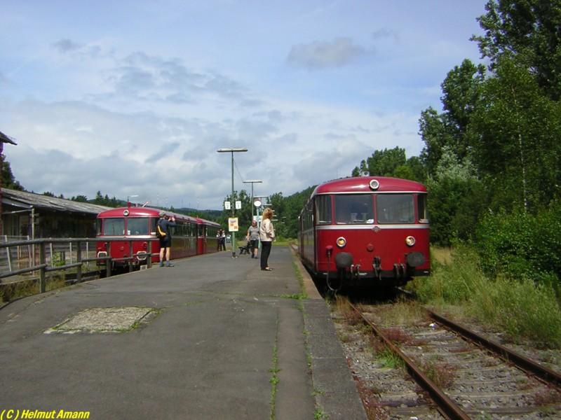Bahnhof Daun am 31.07.2005: VT 54 und VS 31 der Hochwaldbahn
im Bild rechts war gerade von Kaisersesch gekommen und wird 
in Krze die Rckfahrt dorthin antreten. Die im Bild links 
stehende Garnitur mit 798 670 und 996 748 der Vulkaneifelbahn 
bietet Anschlu nach Gerolstein.