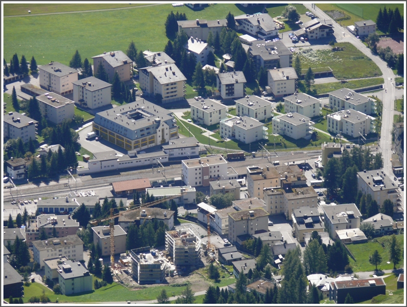 Bahnhof Davos Dorf. Aufnahme vom Panoramawanderwg im Davos Parsenn Gebiet. (30.08.2009)