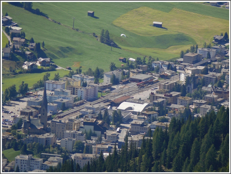 Bahnhof Davos Platz, Endstation der Linien aus Landquart und Filisur. Aufnahme vom Panoramawanderwg im Davos Parsenn Gebiet. (30.08.2009)