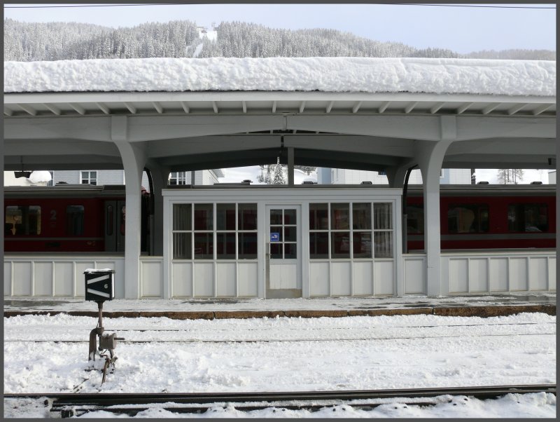 Bahnhof Davos Platz. Wartehalle auf dem Zwischenperron, passend gebaut zum brigen Bahnhofsgebude. (12.11.2007)